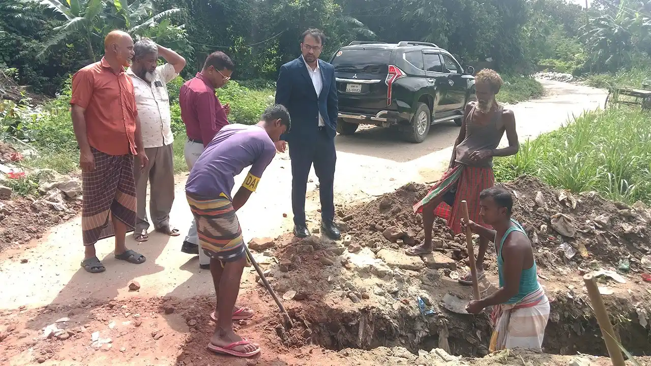 সাভারে জলাবদ্ধতা দূর করতে পদক্ষেপ নিলেন ইউএনও