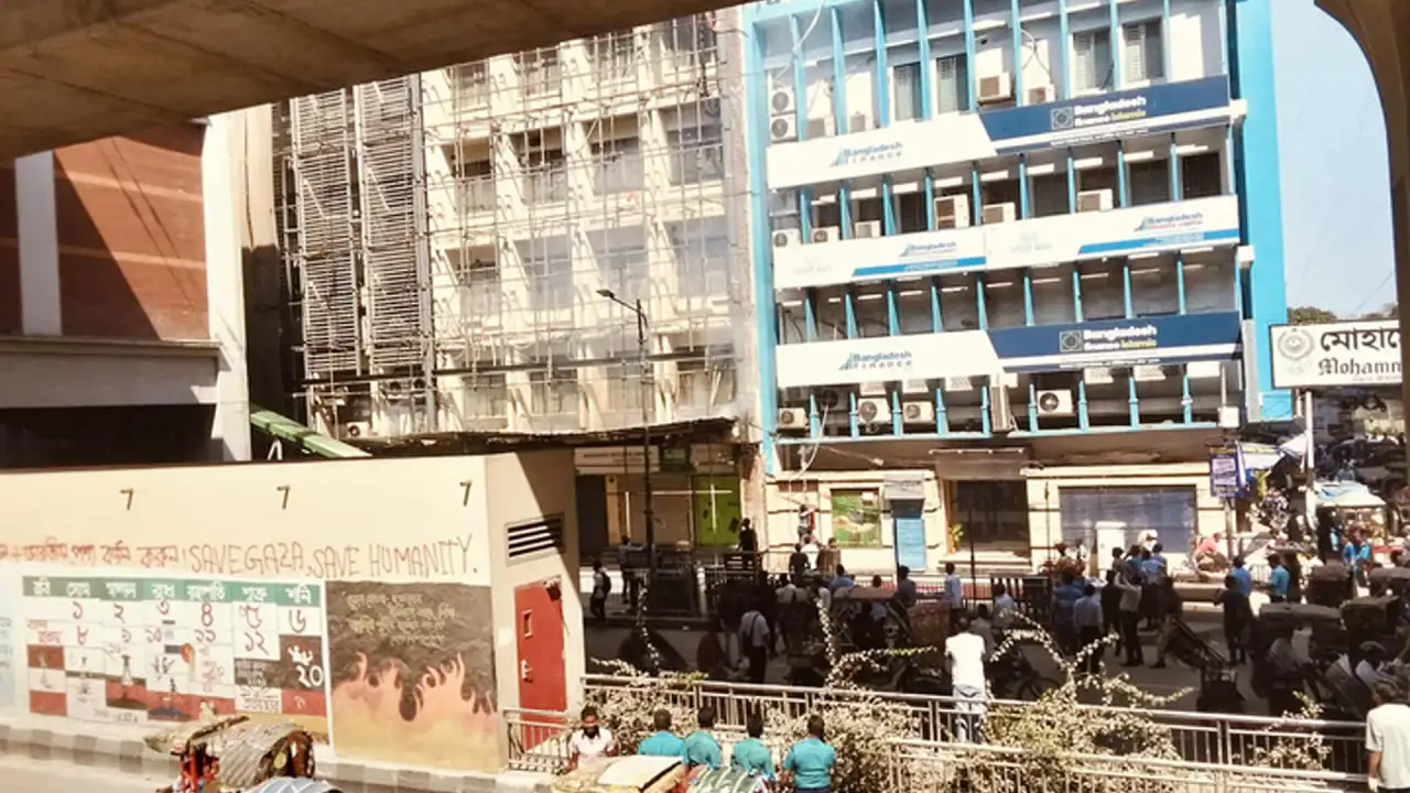 মতিঝিলে মেট্রোরেল স্টেশনের পার্শ্ববর্তী ভবনে আগুন লাগল