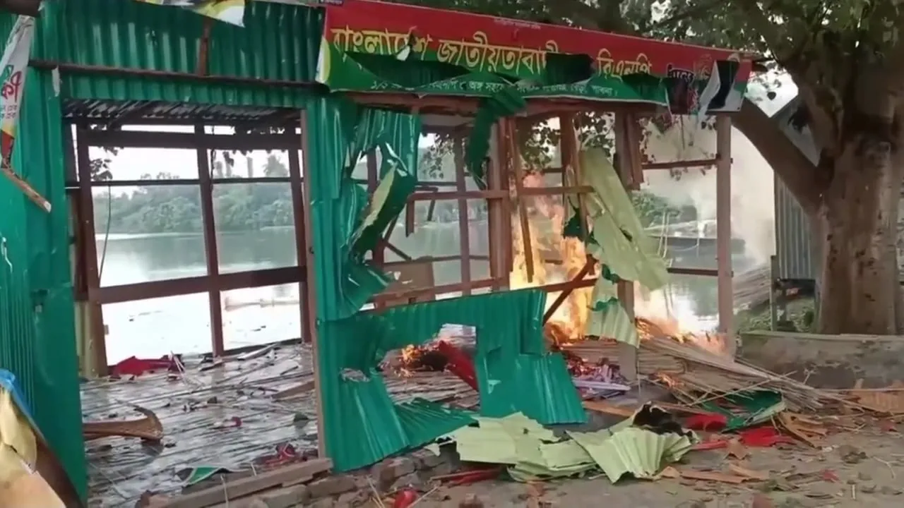 ঘাট নিয়ন্ত্রণকে কেন্দ্র করে সংঘর্ষ, বিএনপির কার্যালয়ে অগ্নিসংযোগ