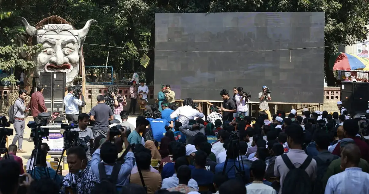 টিএসসিতে বড় পর্দায় হাসিনার মামলার রায় সম্প্রচার, জনতার ভিড়