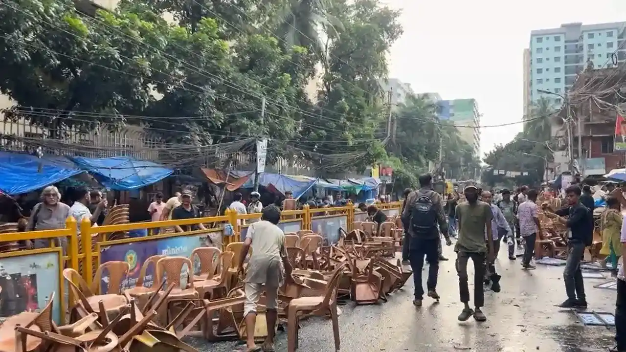 জাতীয় পার্টির অফিসের সামনে পুলিশের অভিযান