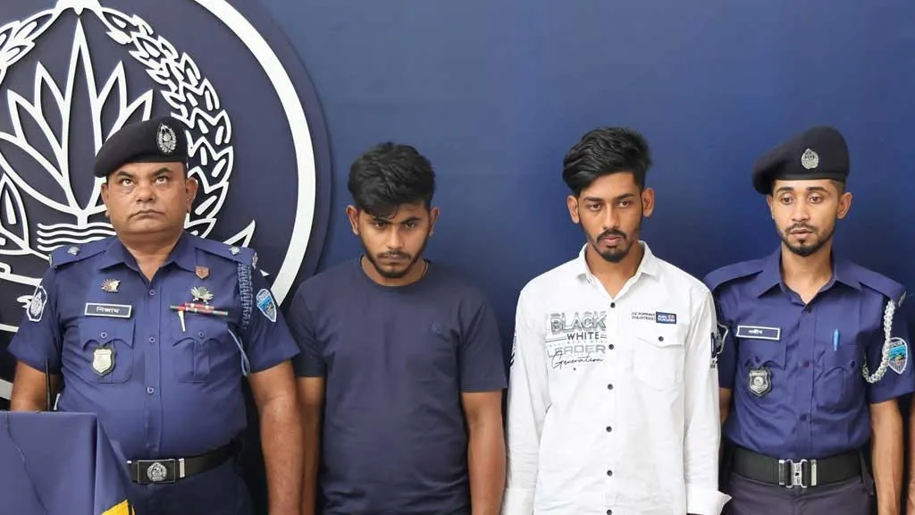 চট্টগ্রামের রাউজানে বসতঘর থেকে বিপুল অস্ত্র ও গোলাবারুদসহ দুইজন আটক