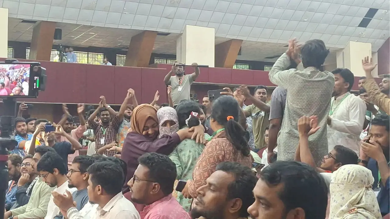 রাকসুর ফলাফলে উত্তেজনা, স্লোগানে হাসিনা-ফিলিস্তিন-নোমানী