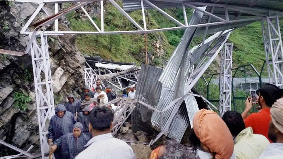 জম্মু-কাশ্মীরে টানা বৃষ্টিতে ভূমিধসে নিহত ৩১