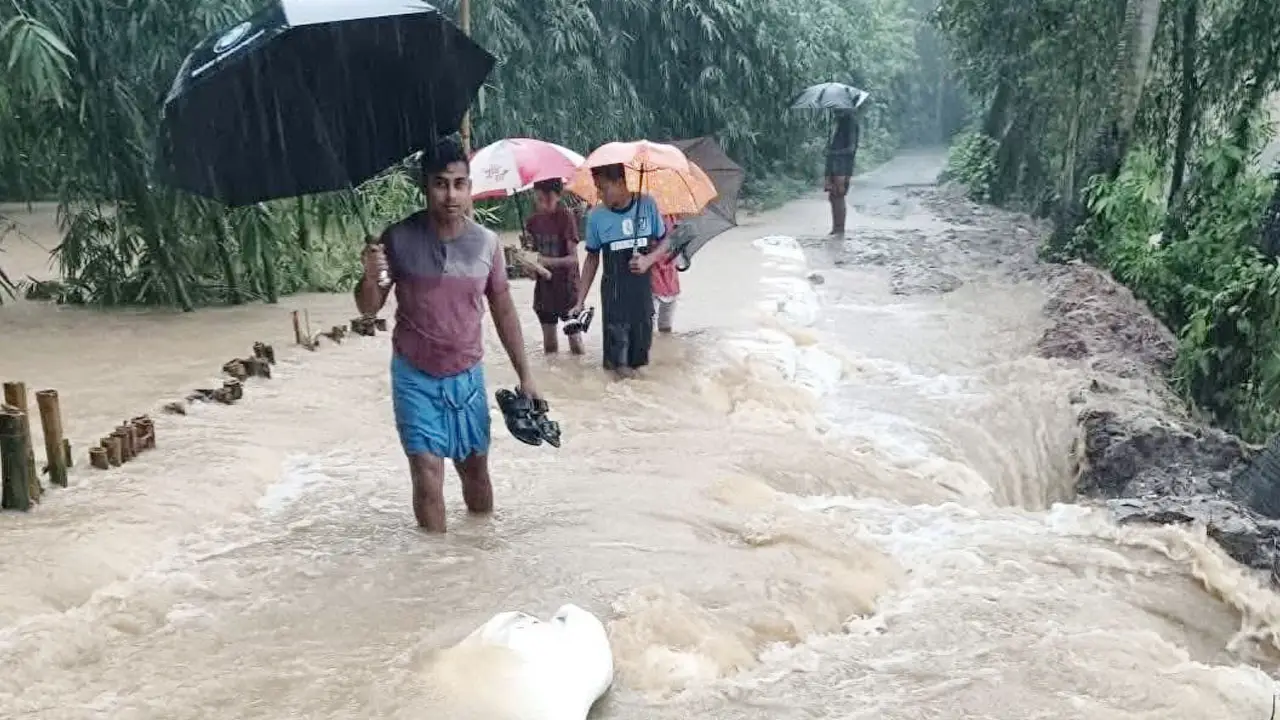 পাঁচ বিভাগে টানা ভারি বৃষ্টির সম্ভাবনা, নিম্নাঞ্চল প্লাবিত হওয়ার আশঙ্কা