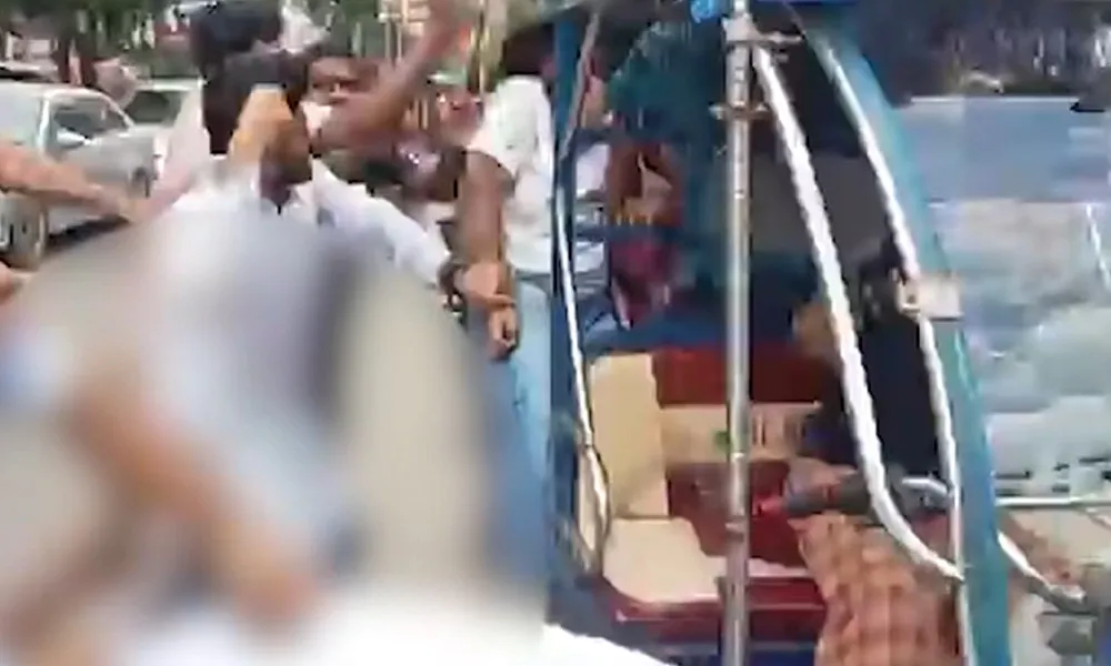 রাজধানীতে ঝটিকা মিছিলের চেষ্টাকালে আ. লীগ নেতাদের জনতার পিটুনি