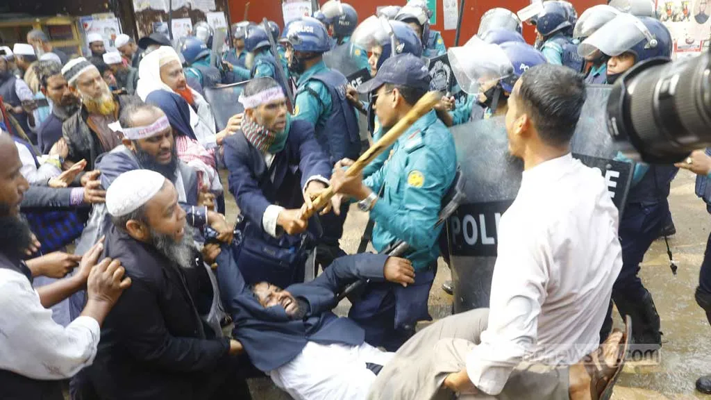 শিক্ষক সমাবেশে পুলিশের লাঠিচার্জ, পরিস্থিতি স্বাভাবিক