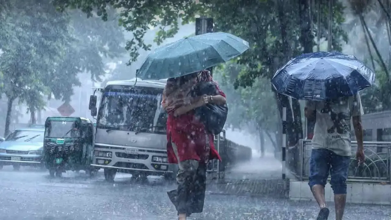 বিভিন্ন অঞ্চলে বজ্রসহ বৃষ্টির পূর্বাভাস, কমতে পারে তাপমাত্রা
