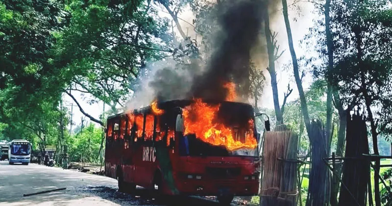 উজিরপুরে চলন্ত বিআরটিসি বাসে অগ্নিকাণ্ড