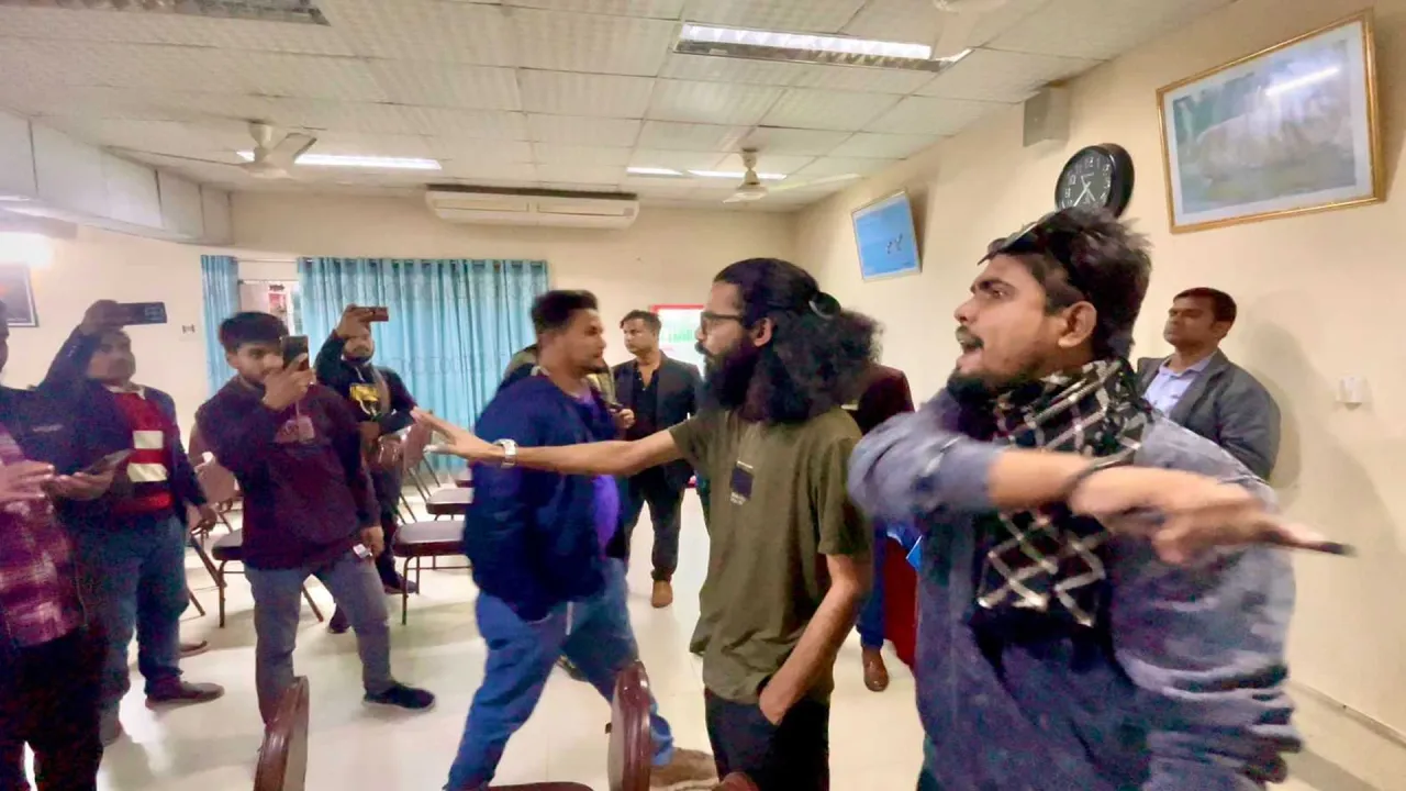 সাংবাদিকদের হুমকি দেওয়ায় যুবশক্তির দুই নেতা বরখাস্ত