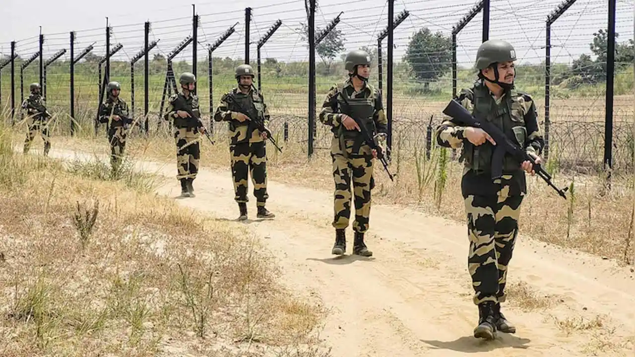 সীমান্তে সেলফি তোলার সময় বিএসএফের হাতে দুই কিশোর আটক
