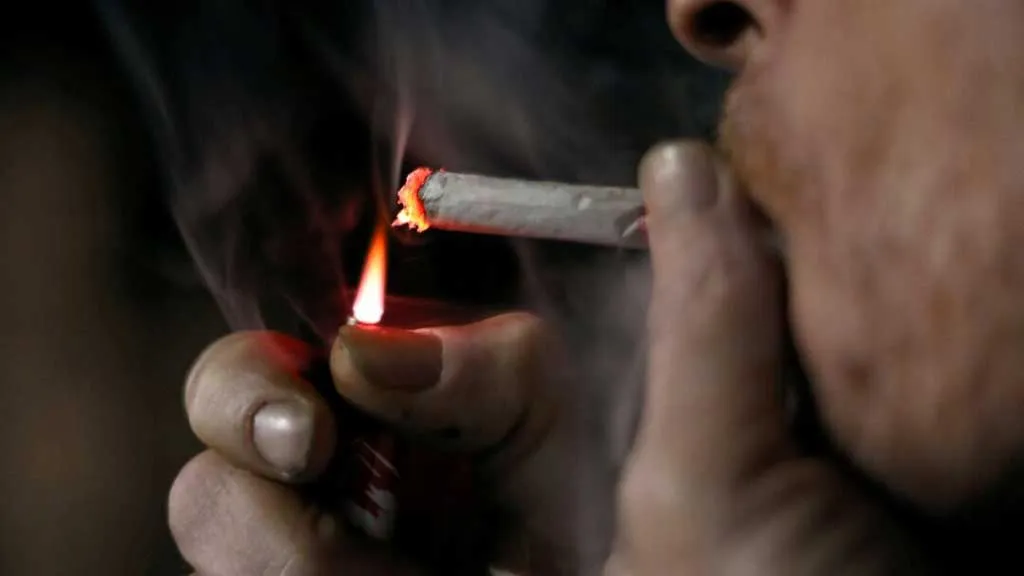 পাবলিক স্থানে ধূমপান—আইন ভাঙলেও নজরে কেউ নেই